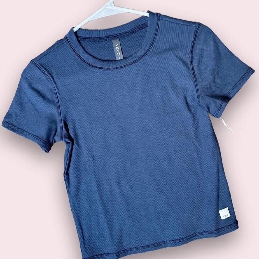 BNWT! Vuori Women’s ribbed ocean blue pose fitted tee size S